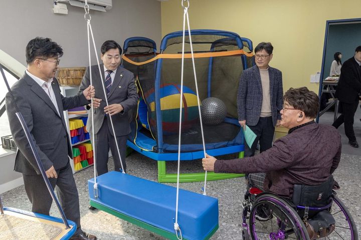 [대전=뉴시스] 조명휘 기자 = 최충규(왼쪽) 대전 대덕구청장이 21일 중리동 럭키스포츠프라자 9층에 마련된 장애인쉼터 시설을 둘러보고 있다. (사진= 대덕구 제공) 2025.01.21. photo@newsis.com *재판매 및 DB 금지