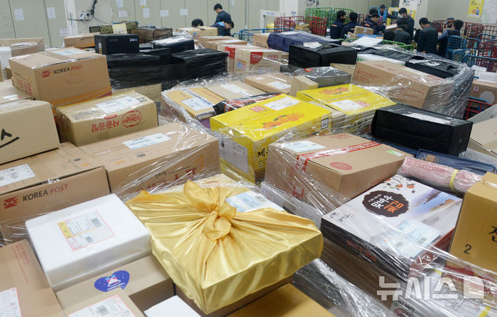 [전주=뉴시스] 김얼 기자 = 설 명절을 앞둔 21일 전북 전주시 동전주우체국에서 집배원들이 설 택배를 나르며 분주하게 움직이고 있다. 2025.01.21. pmkeul@newsis.com