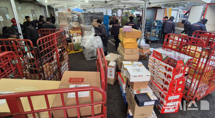 [전주=뉴시스] 김얼 기자 = 설 명절을 앞둔 21일 전북 전주시 동전주우체국에서 집배원들이 설 택배를 나르며 분주하게 움직이고 있다. 2025.01.21. pmkeul@newsis.com