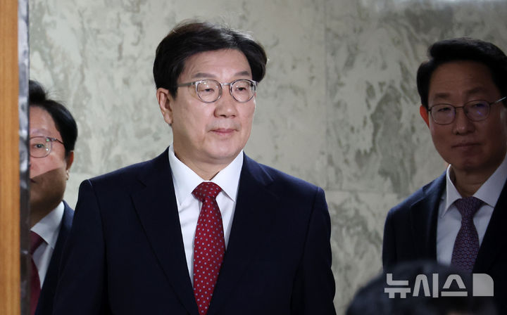 [서울=뉴시스] 조성우 기자 = 권성동(가운데) 국민의힘 원내대표가 21일 오전 서울 여의도 국회에서 열린 원내대책회의에 참석하고 있다. 2025.01.21. xconfind@newsis.com