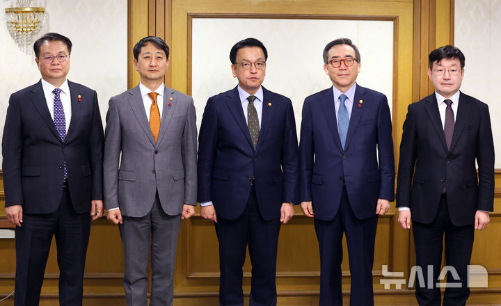 [서울=뉴시스] 최진석 기자 = 최상목 대통령 권한대행 부총리 겸 기획재정부 장관이 21일 서울 세종로 정부서울청사에서 열린 대외경제현안 간담회에서 참석자들과 기념촬영하고 있다. 왼쪽부터 방기선 국무조정실장, 안덕근 산업통상자원부 장관, 최 대통령 권한대행, 조태열 외교부 장관, 성태윤 대통령실 정책실장. 2025.01.21. myjs@newsis.com