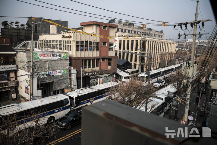 [서울=뉴시스] 정병혁 기자 = 윤석열 대통령에 대한 탄핵심판 3차 변론기일을 앞둔 21일 서울 종로구 헌법재판소 앞 도로에 경찰 버스들이 줄 지어 서 있다. 2025.01.21. jhope@newsis.com