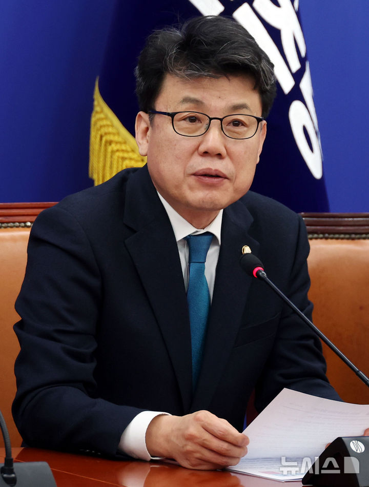 [서울=뉴시스] 조성봉 기자= 진성준 더불어민주당 정책위의장이 21일 오전 서울 여의도 국회에서 열린 원내대책회의에서 발언을 하고 있다. 2025.01.21. suncho21@newsis.com