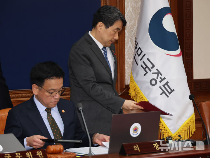 [서울=뉴시스] 조수정 기자 = 이주호 사회부총리 겸 교육부 장관이 21일 정부서울청사에서 국무회의에 입장하고 있다. 왼쪽은 최상목 대통령 권한대행 부총리 겸 기획재정부 장관. (대통령실통신사진기자단) 2025.01.21. chocrystal@newsis.com