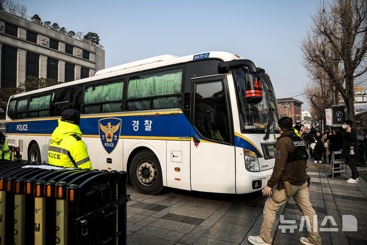 [서울=뉴시스] 정병혁 기자 = 윤석열 대통령에 대한 탄핵심판 3차 변론기일을 앞둔 21일 서울 종로구 헌법재판소에 경찰버스가 들어가고 있다. 2025.01.21. jhope@newsis.com