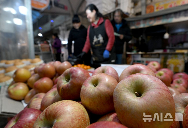 [광주=뉴시스] 김혜인 기자 = 설 명절 연휴를 나흘 앞둔 21일 오후 광주 서구 양동시장에서 시민들이 장을 보고 있다. 2025.01.21. hyein0342@newsis.com