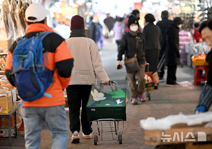 [광주=뉴시스] 김혜인 기자 = 설 명절 연휴를 나흘 앞둔 21일 오후 광주 서구 양동시장에서 시민들이 장을 보고 있다. 2025.01.21. hyein0342@newsis.com