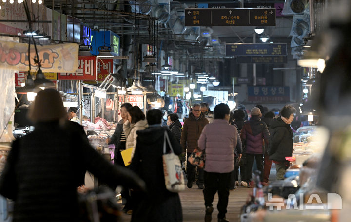[광주=뉴시스] 김혜인 기자 = 설 명절 연휴를 나흘 앞둔 21일 오후 광주 서구 양동시장에서 시민들이 장을 보고 있다. 2025.01.21. hyein0342@newsis.com