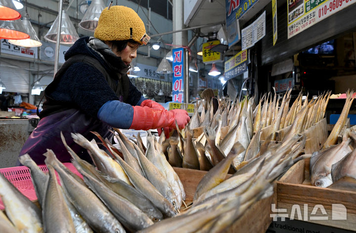 [광주=뉴시스] 김혜인 기자 = 설 명절 연휴를 나흘 앞둔 21일 오후 광주 서구 양동시장에서 상인이 부서조기를 진열하고 있다. 2025.01.21. hyein0342@newsis.com