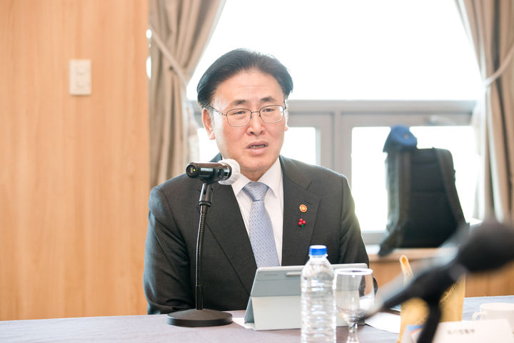 [서울=뉴시스] 유상임 과학기술정보통신부 장관이 21일 오후 서울 강남구 한국과학기술회관에서 열린 CES 2025 혁신상 수상기업 간담회에 참석해 발언하고 있다. (사진=과학기술정보통신부 제공) 2025.01.21. photo@newsis.com *재판매 및 DB 금지