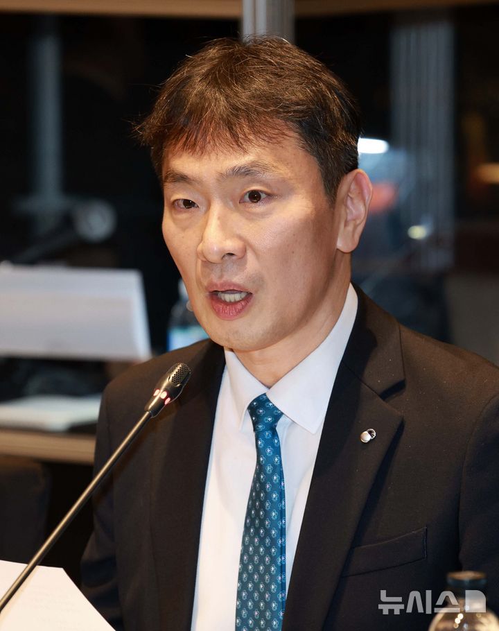 [서울=뉴시스] 고범준 기자 = 이복현 금융감독원 원장이 21일 서울 페어몬트 앰배서더 서울에서 열린 외국계 금융회사 CEO 간담회에서 발언하고 있다. 2025.01.21. bjko@newsis.com