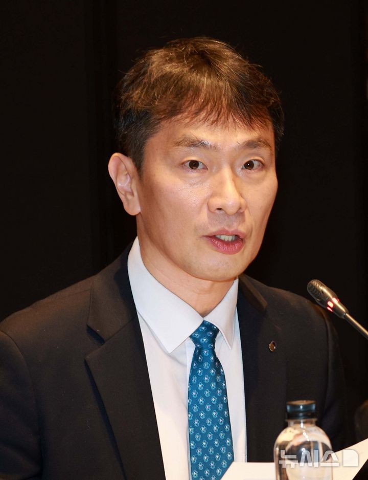 [서울=뉴시스] 고범준 기자 = 이복현 금융감독원 원장이 21일 서울 페어몬트 앰배서더 서울에서 열린 외국계 금융회사 CEO 간담회에서 발언하고 있다. 2025.01.21. bjko@newsis.com