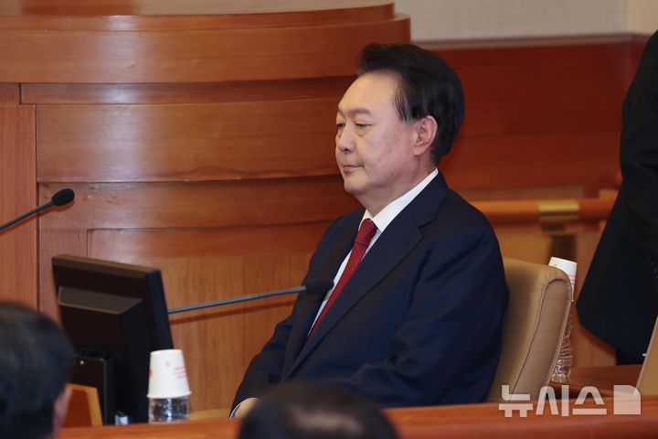 [서울=뉴시스] 사진공동취재단 = 윤석열 대통령이 21일 오후 서울 종로구 헌법재판소 대심판정에서 열린 탄핵심판 3차 변론기일에 참석하고 있다. 2025.01.21. photo@newsis.com