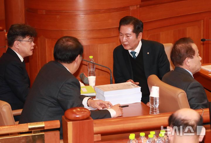 [서울=뉴시스] 사진공동취재단 = 정청래 국회 탄핵소추단장이 21일 오후 서울 종로구 헌법재판소 대심판정에서 열린 윤석열 대통령 탄핵심판 3차 변론기일에 출석해 국회 측 법률대리인과 대화하고 있다. 2025.01.21. photo@newsis.com