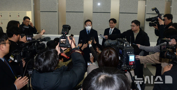 [전주=뉴시스] 김얼 기자 = 서거석 전북특별자치도교육감이 21일 전북 전주시 전주지방법원에서 기자들의 질의에 답변하고 있다. 서거석 전북특별자치도교육감은 지난 교유감 선거 과정에서 허위 사실을 공표한 혐의로 재판에 넘겨져 1심에서 무죄를 받았으나 이번 항소심에서는 벌금 500만원의 당선 무효형을 받았다. 2025.01.21. pmkeul@newsis.com