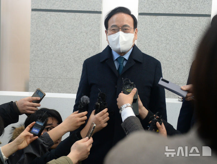 [전주=뉴시스] 김얼 기자 = 서거석 전북특별자치도교육감이 21일 전북 전주시 전주지방법원에서 기자들의 질의에 답변하고 있다. 서거석 전북특별자치도교육감은 지난 교육감 선거 과정에서 허위 사실을 공표한 혐의로 재판에 넘겨져 1심에서 무죄를 받았으나 이번 항소심에서는 벌금 500만원의 당선 무효형을 받았다. 2025.01.21. pmkeul@newsis.com