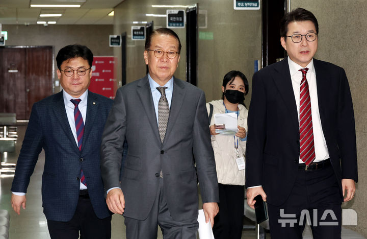 [서울=뉴시스] 조성봉 기자= 권영세 국민의힘 비상대책위원장이 지난 21일 오후 서울 여의도 국회에서 조셉 윤 주한미국대사 대리를 접견하기 위해 들어서고 있다. 왼쪽부터 강명구 비대위원장 비서실장, 권 비대위원장, 신동욱 수석대변인. 2025.01.21. suncho21@newsis.com