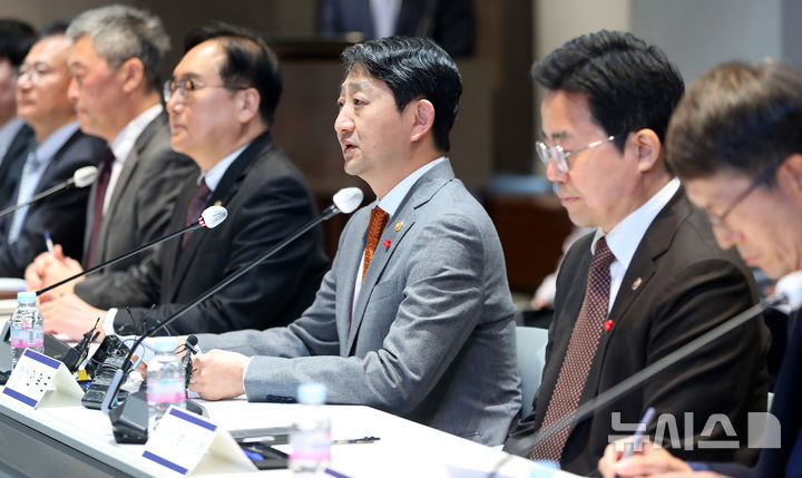 [서울=뉴시스] 김혜진 기자 = 안덕근 산업통상자원부 장관이 21일 오후 서울 강남구 서울 강남구 트레이드타워에서 열린 美 신정부 출범 민관합동 대책회의에서 모두발언을 하고 있다. 2025.01.21. jini@newsis.com