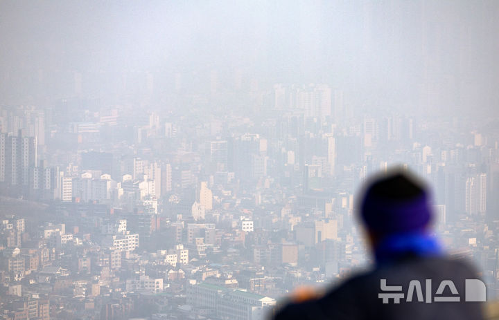 [서울=뉴시스] 김명년 기자 = 수도권에 초미세먼지 주의보가 발령된 21일 오후 서울 북악산에서 바라본 도심이 뿌옇다. 2025.01.21. kmn@newsis.com