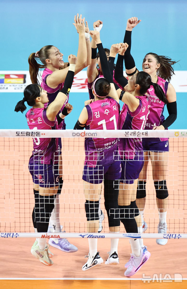 [인천=뉴시스] 김금보 기자 = 지난 21일 오후 인천 부평구 인천삼산월드체육관에서 열린 2024~2025 V-리그 여자부 4라운드 IBK기업은행과 흥국생명의 경기, 흥국생명 선수들이 기뻐하고 있다. 2025.01.21. kgb@newsis.com