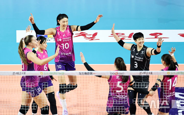 [인천=뉴시스] 김금보 기자 = 지난 21일 오후 인천 부평구 인천삼산월드체육관에서 열린 2024~2025 V-리그 여자부 4라운드 IBK기업은행과 흥국생명의 경기, 흥국생명 선수들이 기뻐하고 있다. 2025.01.21. kgb@newsis.com