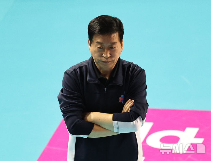 [인천=뉴시스] 김금보 기자 = 지난달 21일 오후 인천 부평구 인천삼산월드체육관에서 열린 2024~2025 V-리그 여자부 4라운드 IBK기업은행과 흥국생명의 경기, IBK기업은행 김호철 감독이 생각에 잠겨 있다. 2025.01.21. kgb@newsis.com