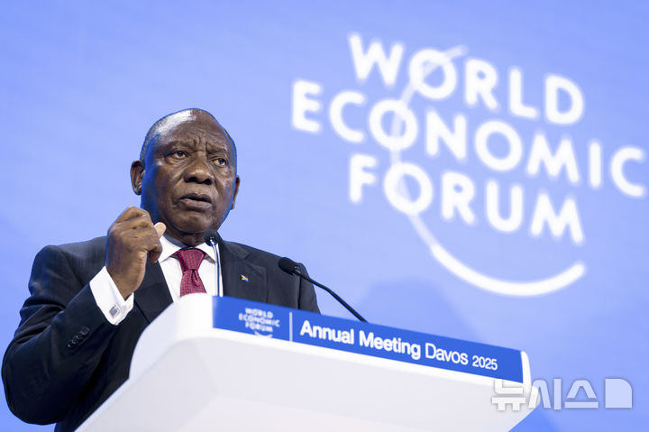[AP/뉴시스] 남아공의 시릴 라마포사 대통령은 미국 트럼프 대통령의 토지수용법 공격을 반박했다. 사진은 지난달 말 다보스 포럼에서 연설하는 모습 