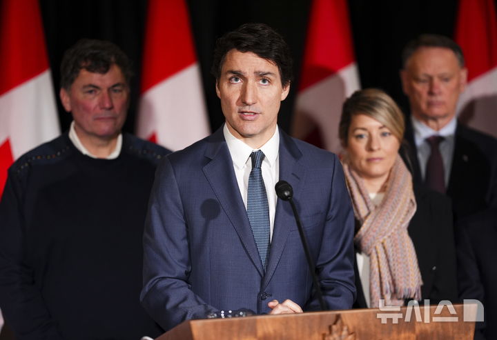 [몬테벨로=AP/뉴시스]쥐스탱 트뤼도 캐나다 총리가 21일(현지 시간) 퀘벡주 몬테벨로에서 기자회견을 하고 있다. 2025.01.22.