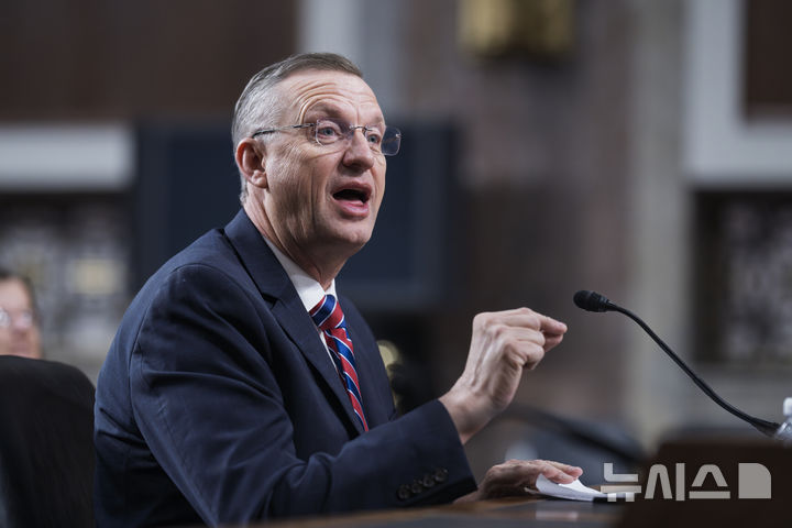 [워싱턴=AP/뉴시스] 도널드 트럼프 대통령이 지명한 미국 보훈장관 후보자인 더그 콜린스가 지난 1월21일 워싱턴 국회의사당에서 열린 인사청문회에서 발언하는 모습. 2025.03.05.