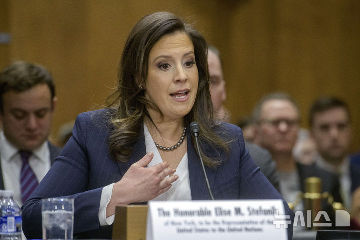 [워싱턴DC=AP/뉴시스]엘리스 스터파닉 주유엔 미국 대사 후보자가 21일(현지 시간) 워싱턴DC 국회의사당에서 열린 상원 외교위원회 인사청문회에 출석해 발언하고 있다. 2025.01.22. 