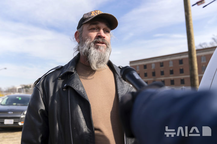 [워싱턴=AP/뉴시스] 도널드 트럼프 미국 대통령의 사면으로 풀려난 남성이 21일(현지 시간) 워싱턴 중앙 구치소 밖에서 방송 기자와 인터뷰하고 있다. 트럼프 대통령은 취임하자마자 2021년 1월 6일 미 의사당 폭동 관련 혐의로 유죄 판결을 받았던 사람들을 사면했다. 2025.01.22.