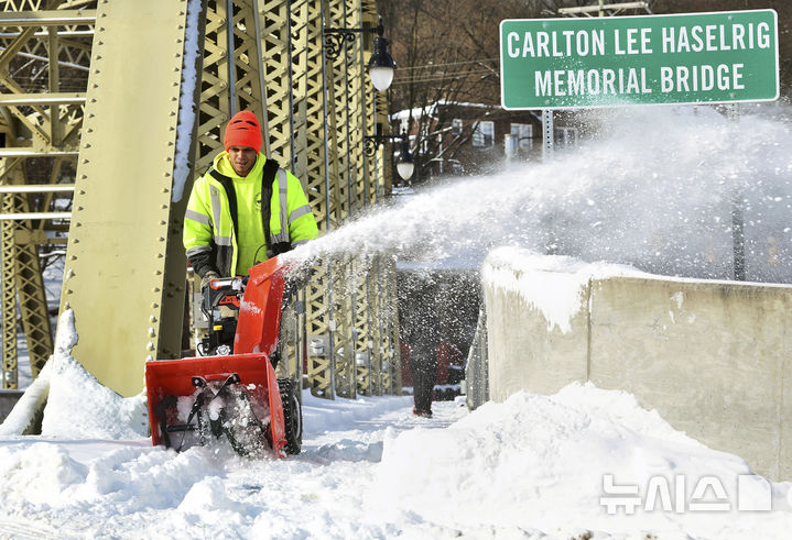 [펜실베니아=AP/뉴시스] 21일(현지 시간) 미 펜실베니아주 존스타운에서 한 남성이 눈을 치우고 있다. 미 기상청(NWS)은 텍사스주, 루이지애나주, 미시시피주, 조지아주 등 남부 지역에 이례적인 겨울 폭풍이 덮쳐 겨울 폭풍 경보를 발령했다. 2025.01.22.