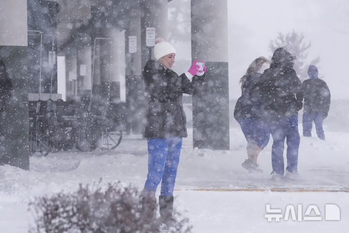 [뉴올리언스=AP/뉴시스] 21일(현지 시간) 미 뉴욜리언스의 한 병원에서 시민들이 눈구경을 하고 있다. 미 기상청(NWS)은 텍사스주, 루이지애나주, 미시시피주, 조지아주 등 남부 지역에 이례적인 겨울 폭풍이 덮쳐 겨울 폭풍 경보를 발령했다. 2025.01.22.