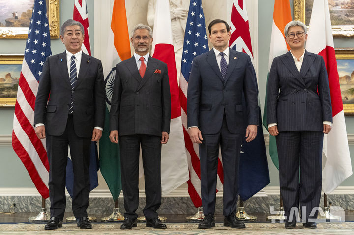 [워싱턴DC=AP/뉴시스]21일(현지 시간) 미국 워싱턴 국무부에서 미국·호주·인도·일본 4국 안보 협의체 쿼드의 외교장관 회의가 열렸다. 왼쪽부터 이와야 다케시일본 외무상, S. 자이샨카르 인도 외무장관, 마코 루비오 미국 국무장관, 페니 웡 호주 외교장관. 2025.01.22.