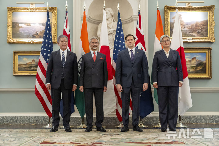 [워싱턴DC=AP/뉴시스]도널드 트럼프 대통령 취임식 참석 차 미국을 방문 중인 이와야 다케시 일본 외무상은 21일(현지 시간) 마이크 왈츠 백악관 국가안보보좌관과 회담하고 미일 동맹 강화, 자유롭고 열린 인도·태평양 실현을 위해 협력하기로 했다. 사진은 이날 미국 워싱턴 국무부에서 미국·호주·인도·일본 4국 안보 협의체 쿼드의 외교장관 회의가 열린 모습. 왼쪽부터 이와야 다케시일본 외무상, S. 자이샨카르 인도 외무장관, 마코 루비오 미국 국무장관, 페니 웡 호주 외교장관. 2025.01.22.