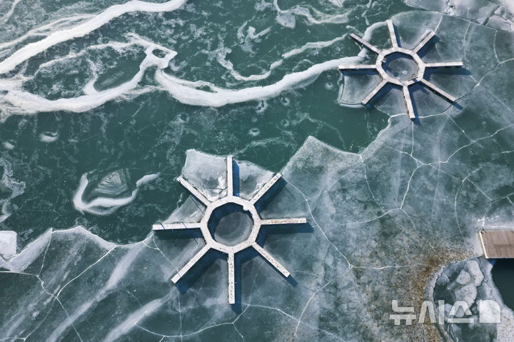 [시카고=AP/뉴시스] 21일(현지 시간) 미 일리노이주 시카고 몬트로즈항의 미시간 호수가 얼어붙어 있다. 미 기상청(NWS)은 텍사스주, 루이지애나주, 미시시피주, 조지아주 등 남부 지역에 이례적인 겨울 폭풍이 덮쳐 겨울 폭풍 경보를 발령했다. 2025.01.22.