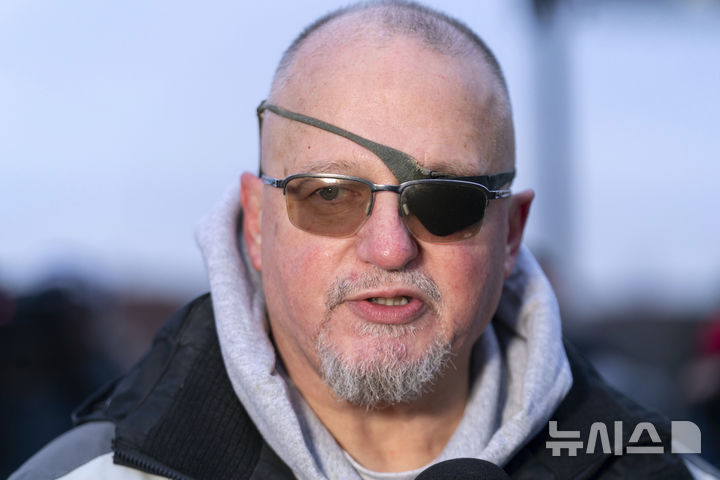 [워싱턴=AP/뉴시스] 도널드 트럼프 미국 대통령의 사면으로 풀려난 스튜어트 로스라는 남성이 21일(현지 시간) 워싱턴 중앙 구치소 밖에서 방송 기자와 인터뷰하고 있다. 트럼프 대통령은 취임하자마자 2021년 1월 6일 미 의사당 폭동 관련 혐의로 유죄 판결을 받았던 사람들을 사면했다. 2025.01.22.