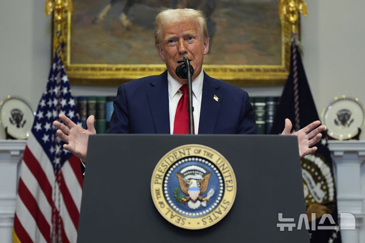 [워싱턴=AP/뉴시스] 도널드 트럼프 미국 대통령이 21일(현지 시간) 워싱턴 백악관 루즈벨트룸에서 연설하고 있다. 2025.01.22.