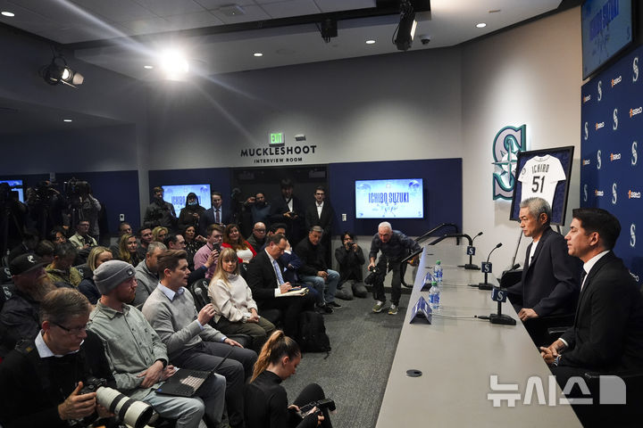 [시애틀=AP/뉴시스] 미국프로야구(MLB) 전 시애틀 매리너스 외야수 이치로 스즈키가 21일(현지 시간) MLB 명예의 전당에 헌액된 후 워싱턴주 시애틀에서 기자회견하고 있다. 이치로는 미국야구기자협회(BBWAA) 투표 결과 만장일치에 1표 부족한 99.75%의 득표율로 아시아 선수 최초로 명예의 전당에 입성했다. 2025.01.22.