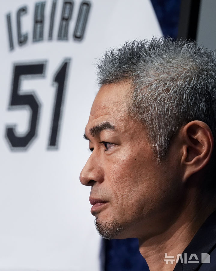 [시애틀=AP/뉴시스] 미국프로야구(MLB) 전 시애틀 매리너스 외야수 이치로 스즈키가 21일(현지 시간) MLB 명예의 전당에 헌액된 후 워싱턴주 시애틀에서 기자회견하고 있다. 이치로는 미국야구기자협회(BBWAA) 투표 결과 만장일치에 1표 부족한 99.75%의 득표율로 아시아 선수 최초로 명예의 전당에 입성했다. 2025.01.22.