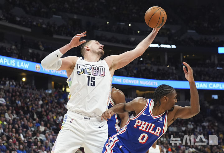 [덴버=AP/뉴시스] 미국프로농구(NBA) 덴버 너기츠의 니콜라 요키치(왼쪽). 2025. 1. 21.