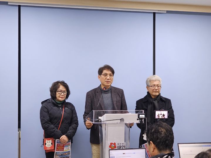 [태안=뉴시스] 김덕진 기자=태안소식지예산복구대책위원회가 지난 21일 군청 브리핑룸에서 태안소식지 발행 예산 삭감과 관련해 자신들의 입장을 밝히는 기자회견을 갖고 있다. 2025.01.22. spark@newsis.com *재판매 및 DB 금지