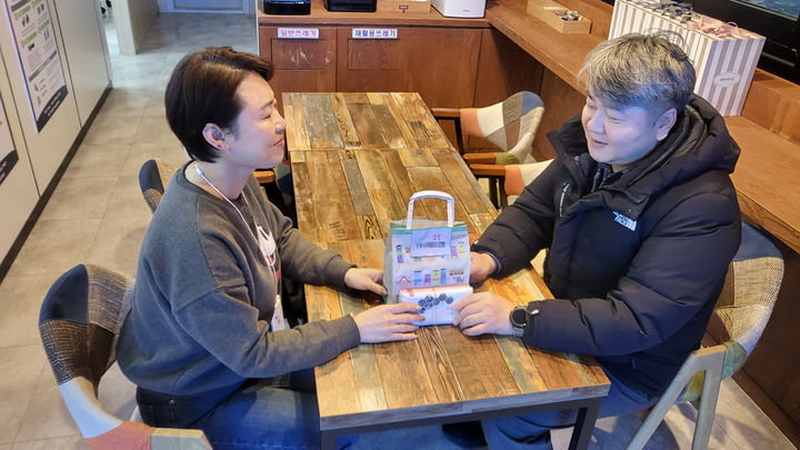 [서산=뉴시스] 지난 21일 서산상공회의소 관계자가 서산 지역 중소기업 근로자에게 복지포인트를 전달하고 있다. (사진=서산시 제공) 2025.01.22. photo@newsis.com *재판매 및 DB 금지