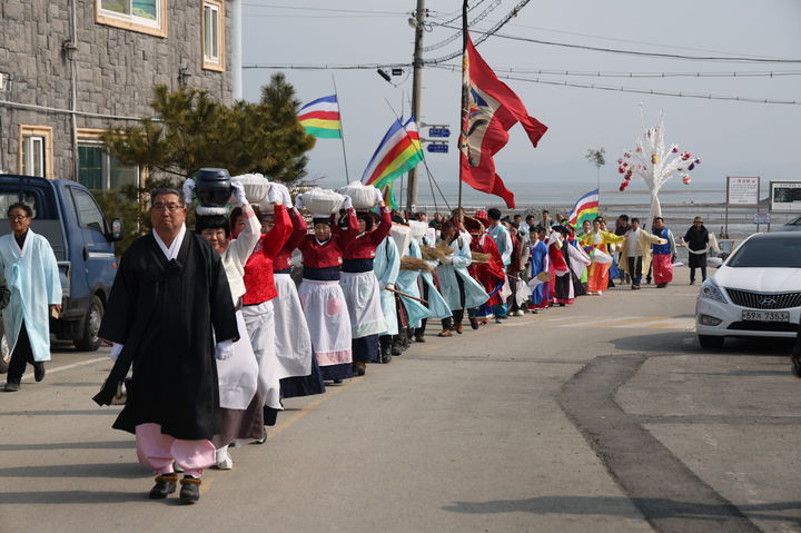 [태안=뉴시스] 지난해 2월11일 태안 안면읍 황도리 일원에서 황도 붕기풍어제가 열리고 있다. (사진=태안군 제공) 2025.01.22. photo@newsis.com *재판매 및 DB 금지