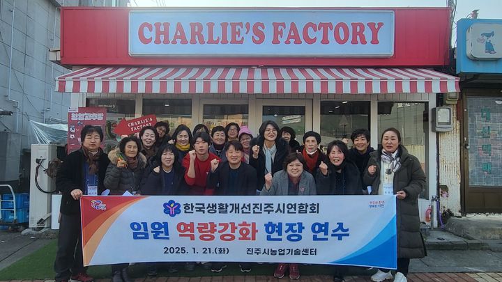 [청양=뉴시스] 충남 청양군의 사화적경제 지원사업을 벤치마킹온 인사들이 기념사진을 찍고 있다. (사진= 청양군 제공) *재판매 및 DB 금지