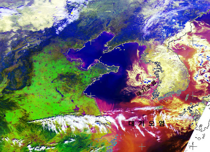 [청주=뉴시스] 충북 청주에 위치한 기상청 지정 협력기관 고려대기환경연구소가 22일 공개한 한반도 주변 위성 영상. 고온건조한 대기에 올라타고 서해를 건너 한반도로 내습하는 중국발 대기오염 물질이 보인다. (사진=고려대기환경연구소 제공) 2025.01.22. photo.newsis.com *재판매 및 DB 금지