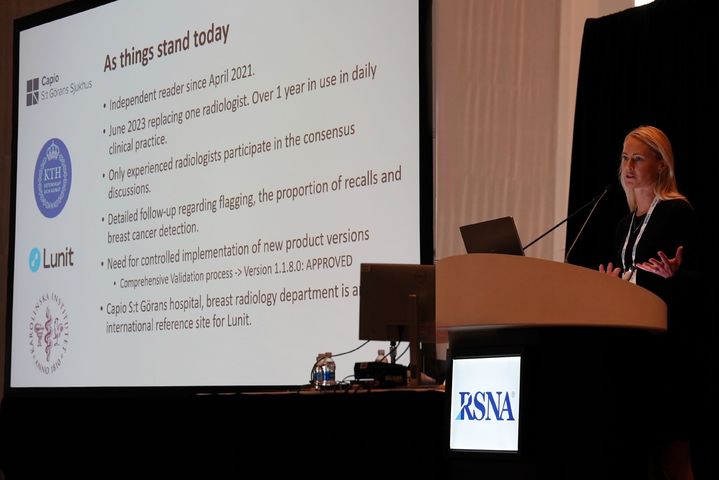 [서울=뉴시스] 북미 영상의학회(RSNA 2024)에서 세계 최초로 의사 대신 AI를 도입한 실제 임상 결과가 공개됐다. 세인트괴란 병원 카린 뎀브로워 박사가 발표한 연구 결과를 보면 의료 AI 솔루션 도입 후 암 발견율 15% 증가, 리콜률 11% 감소, 양성예측도는 22.1% 증가 등 진단 정확도를 크게 높일 수 있었다. 새인트괴란 병원 카린 뎀브로워 박사(Dr. Karin Dembrower)가 지난해 12월 1일(현지시간) 미국 시카고 맥코믹 플레이스에서 '루닛 인사이트 MMG' 도입 후의 실제 임상 결과를 발표하고 있다. (사진제공=루닛) 2025.01.22. photo@newsis.com *재판매 및 DB 금지