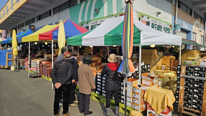 [창원=뉴시스] 강경국 기자 = 경남 창원시 농업기술센터 팔용·내서 농산물도매시장에서 설 명절을 맞아 오는 28일까지 농산물판매 특설매장을 운영한다. (사진=창원시청 제공). 2025.01.22. photo@newsis.com *재판매 및 DB 금지