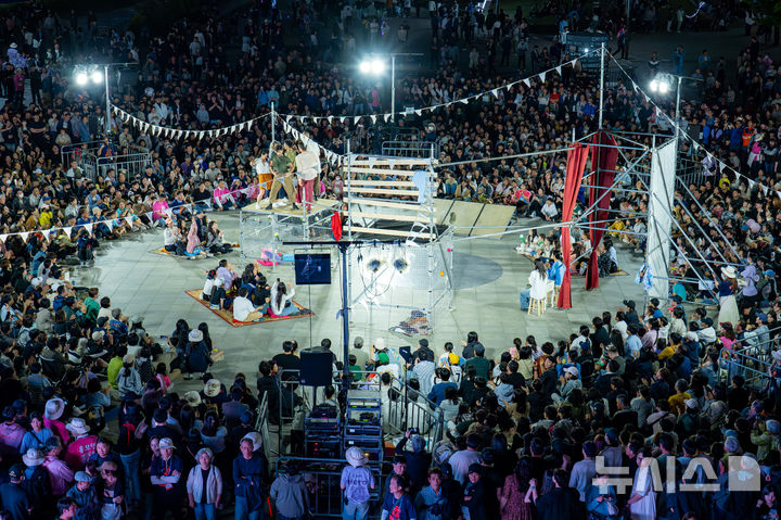 [안산=뉴시스]2024년 5월 4일 제20회 안산국제거리극축제 개막작 '환영(축제의 하루)'가 공연되고 있다.(사진=안산문화재단 제공)2025.01.22.photo@newsis.com