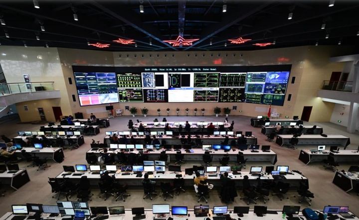  [허페이=신화/뉴시스] 20일 중국 안후이성 허페이의 ‘플라즈마 물리학 연구소’에서 ‘인공 태양’의 실험 결과를 지켜보고 있다.2025.01.22. *재판매 및 DB 금지